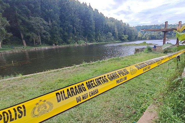 Lokasi Danau Situ Gunung dipasang garis Polisi dan ditutup sementara. 

