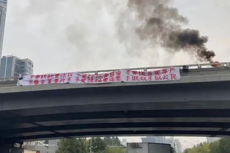 Spanduk yang menyuarakan protes di jembatan layang Sitong di Beijing, China.