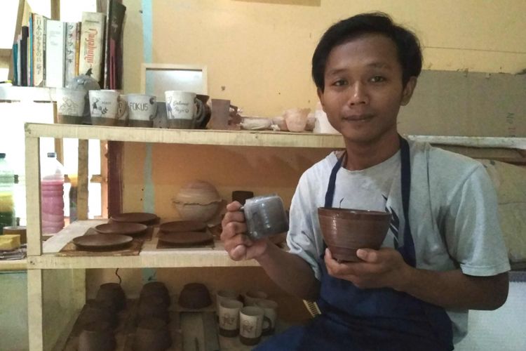 Sidik Purnomo (23), pemuda asal Klaten, yang ingin mengembangkan gerabah/keramik khas tanah Bayat menjadi lebih berkelas. Sidik baru mendapat penghargaan dari UNESCO dan Citi Foundation atas kreativitasnya belum lama ini. 