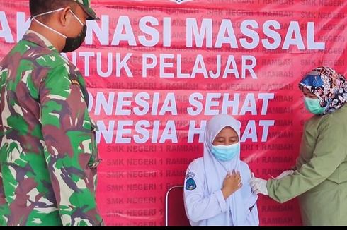 Ratusan Pelajar SMK di Riau Divaksinasi, Ada yang Takut Jarum Suntik hingga Dibujuk TNI-Polri