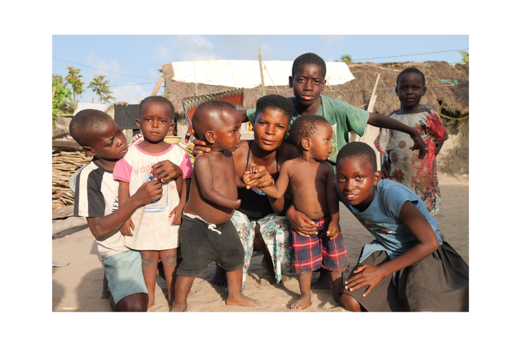 ilustrasi keluarga di Afrika yang memiliki banyak anak.