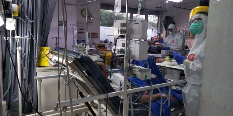 Tenaga medis tengah mengontrol kondisi pasien Covid di salah satu RS rujukan Covid-19 di Jakarta
