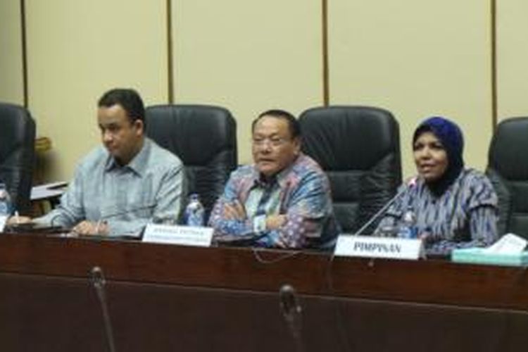 Peserta Konvensi Calon Presiden Partai Demokrat Anies Baswedan dan Endriatono Sutarto saat dikenalkan oleh Ketua Fraksi Partai Demokrat Nurhayati Ali Assegaf kepada anggota Fraksi Partai Demokrat, di Gedung Parlemen, Jakarta, Kamis (17/10/2013).