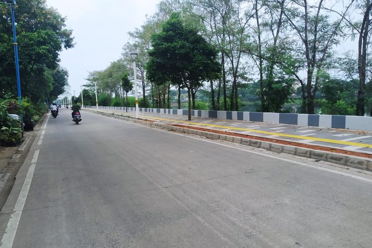 Penampakan jalur pedestrian di Waduk Rawa Badak, Jakarta Utara yang mencapai finishing dan sudah siap digunakan masyarakat. 