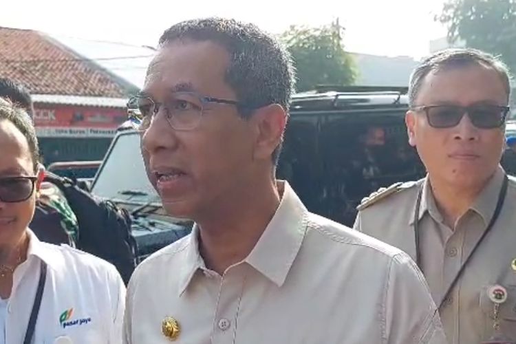 Penjabat Gubernur DKI Jakarta Heru Budi Hartono saat berada di Pasar Palmerah, Jakarta Pusat, Senin (26/6/2023).