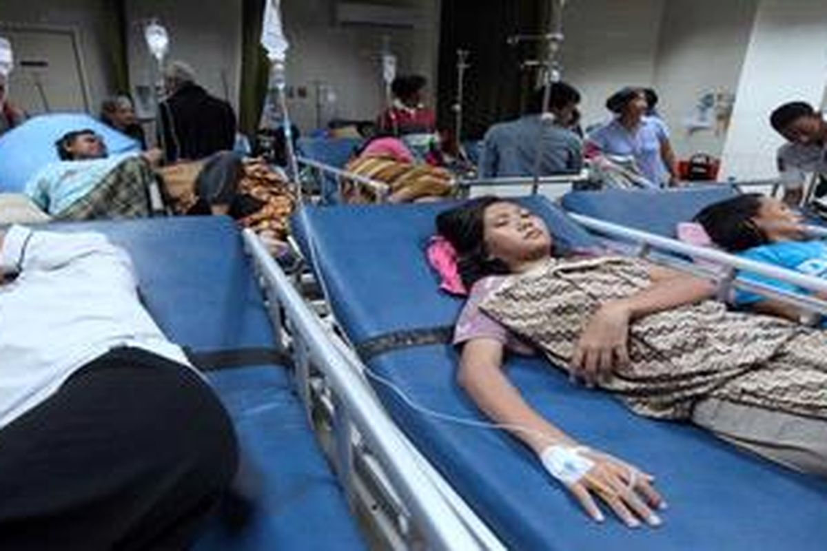 Puluhan pasien berdesakan di  Instalasi Gawat Darurat RSUD Koja, Jakarta Utara, untuk mendapatkan kamar rawat inap kelas 3, Senin (27/5/2013). Setiap harinya sekitar 150 pasien Kartu Jakarta Sehat antre untuk mendapatkan ruang rawat inap di rumah sakit tersebut. 
 
