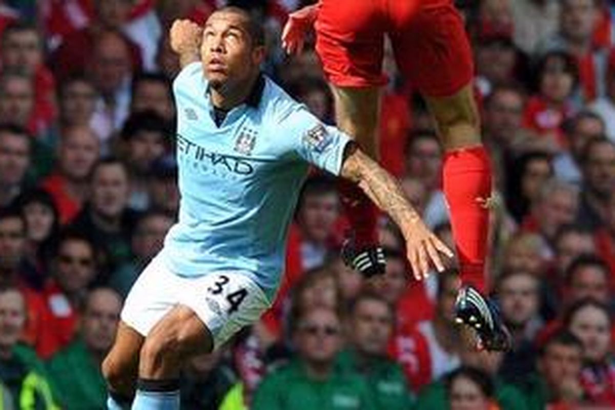 Gelandang Manchester City, Nigel de Jong (kiri), akhirnya berpindah ke AC Milan, Kamis (30/8/2012).