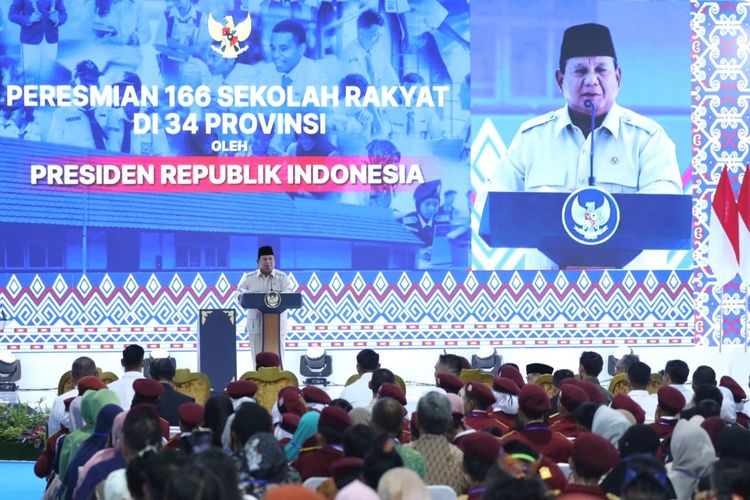 Presiden Prabowo Subianto saat meresmikan 166 Sekolah Rakyat (SR) sekaligus meninjau langsung Sekolah Rakyat Terpadu (SRT) 9 di Banjarbaru, Kalimantan Selatan, Senin (12/1/2026).