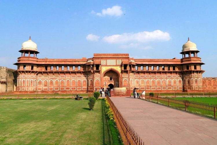 Istana Jahangir di dalam Benteng Agra, salah satu peninggalan Kesultanan Mughal di India.