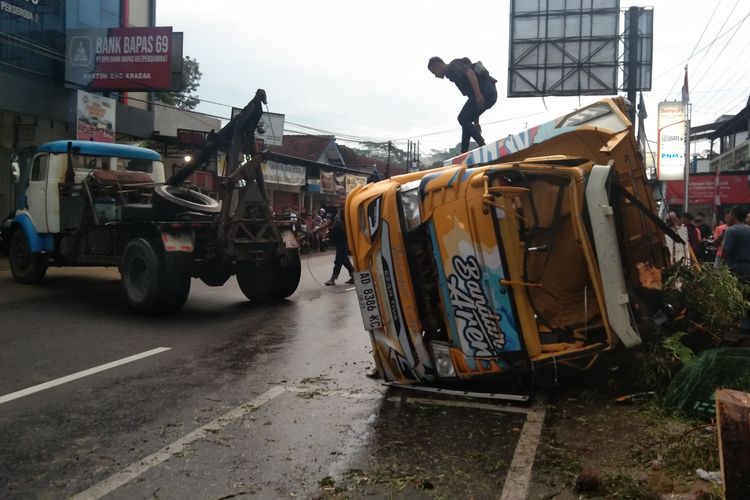 Proses evakuasi truk bermuatan aren yang terguling di Jalan Magelang-Purworejo, Senin (19/2/2024) sore.