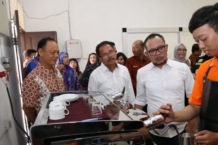 Menteri Ketenagakerjaan (Menaker) Muhammad Hanif Dhakiri berkunjung ke salah satu Balai Latihan Kerja (BLK) di Indonesia. 