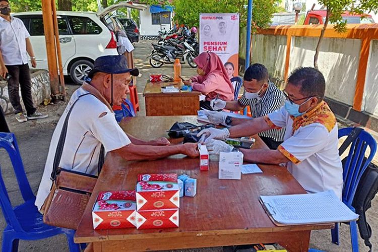  Kegiatan pengecekan gula darah yang sedang dilakukan kepada seorang pensiunan di Kantor Kopnuspos cabang Jayapura. 