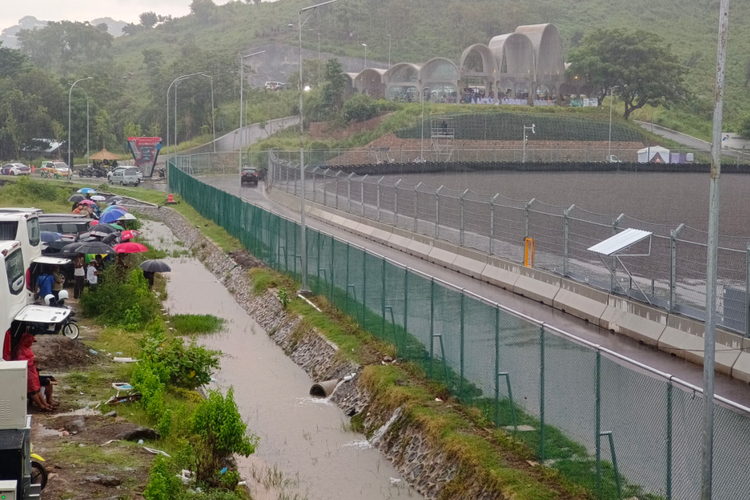 Sistem irigasi Sirkuit Mandalika yang terletak di sebelah gravel area Tikungan 1.