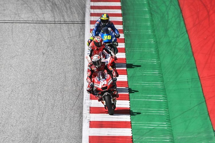 Pebalap Ducati Andrea Dovizioso memimpin balapan MotoGP Austria di Sirkuit Red Bull Ring di Spielberg, Austria, pada 16 Agustus 2020.