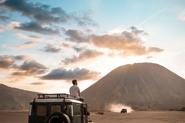 Wisatawan mesti menaiki jip untuk mencapai puncak Bromo.