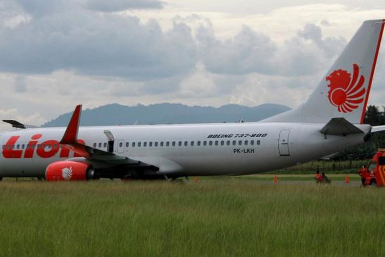 Pesawat Lion Air berada di sisi landas pacu Bandara Djalaludin Gorontalo, Rabu (7/8/2013), setelah tergelincir dari landas pacu setelah menabrak sapi. Badan pesawat itu baru bisa diangkat pada Jumat (9/8/2013). Kejadian ini mengakibatkan terundanya sejumlah penerbangan.