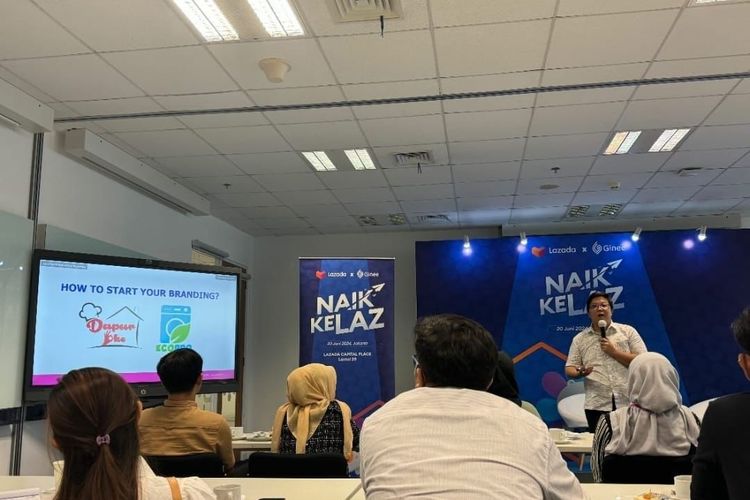 Jony Kosasih, pemilik toko perlengkapan dapur online Dapur Oke di Lazada, membuktikan bahwa bisnis keluarga yang telah berdiri puluhan tahun bisa sukses bertransformasi di era digital. Berawal dari toko kecil di Depok, Jony jeli melihat peluang besar di ranah eCommerce.