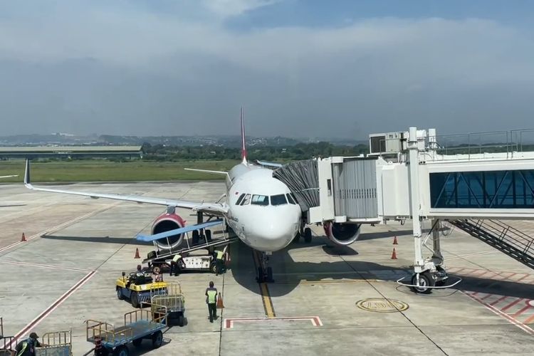 Pemudik mulai tiba di Bandara Ahmad Yani Semarang, Selasa (26/4/2022)