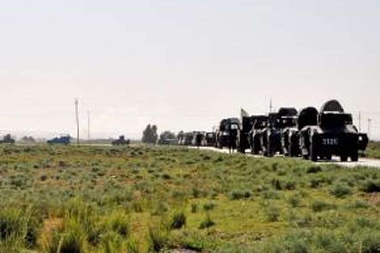 Pasukan Irak didukung kendaraan tempur dikerahkan menuju kota Baquba, 60 kilometer sebelah utara Baghdad, untuk memerangi pemberontak yang dipimpin Negara Islam Irak dan Suriah (ISIS).
