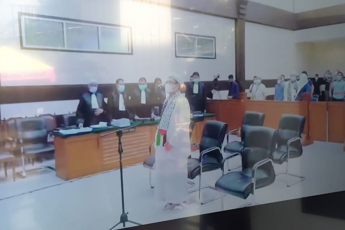 Majelis hakim Pengadilan Negeri (PN) Jakarta Timur membersihkan atribut Palestina dari ruang sidang sebelum dimulainya sidang pledoi dengan terdakwa Rizieq Shihab, Kamis (20/5/2021). Pantauan Kompas.com, Rizieq terlihat menggunakan atribut Palestina.