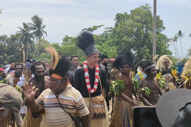 Calon presiden nomor urut tiga, Ganjar Pranowo tiba di Desa Waninggap Nanggo, Distrik Semangga, Merauke Papua Selatan, Selasa (28/11/2023) siang disambut tarian adat khas Papua, Gatzi.