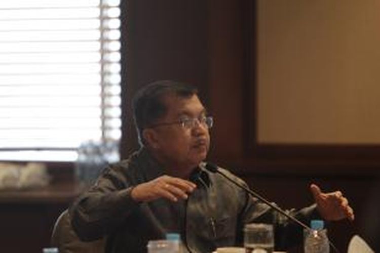 Wakil presiden terpilih, Jusuf Kalla, memberikan pandangannya saat mengunjungi redaksi Kompas, Palmerah, Jakarta, Rabu (3/9/2014). Dalam kunjungannya tersebut Jusuf Kalla memberikan sejumlah pandangan mengenai rencana kerja pemerintahan Jokowi-JK mendatang.