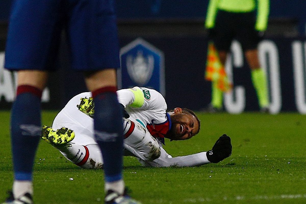 Bintang Paris Saint-Germain (PSG), Neymar, terjatuh saat tampil dalam laga kontra Caen di 64 besar Piala Perancis, Kamis (11/2/2021) dini hari WIB. 