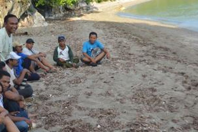 Bersantai di pasir Pantai Watu Payung, Desa Nangambaur, Kecamatan Sambirampas, Manggarai Timur, Flores, Nusa Tenggara Timur. 