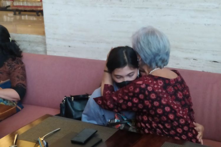 Pacar Brigadir J, Vera Simanjuntak, tampak menangis dan dikuatksn oleh kuasa hukum keluarga Brigadir J, Irma Hutabarat, di Hotel Santika Premiere, Jakarta Barat, Kamis (29/9/2022). 