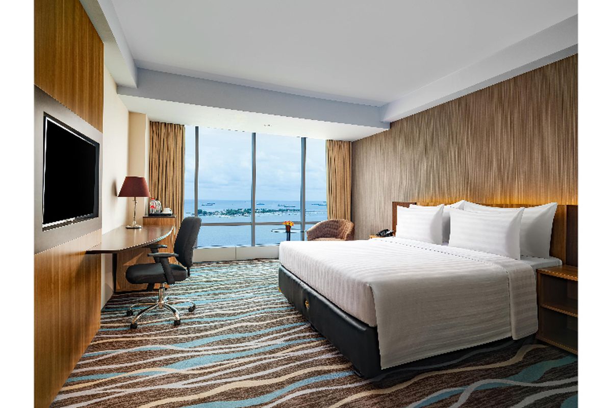 Kamar dengan pemandangan langsung ke Pantai Losari di Swiss-Belhotel Makassar, pilihan sempurna untuk merayakan malam pergantian tahun dengan kenyamanan dan keindahan