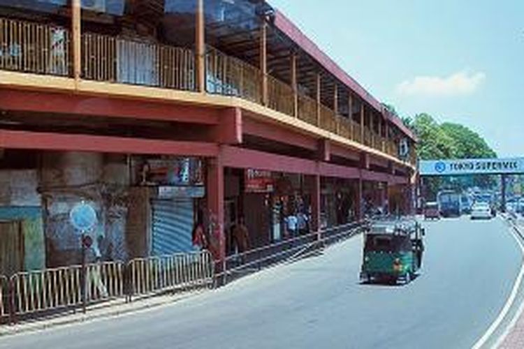 Salah satu sudut Kolombo, Ibu Kota Sri Lanka. Meski perkembangan dan keindahan kotanya tak semaju kota-kota besar lain di Asia Timur dan Asia Tenggara, Kolombo bebas pedagang kaki lima dan relatif bersih.