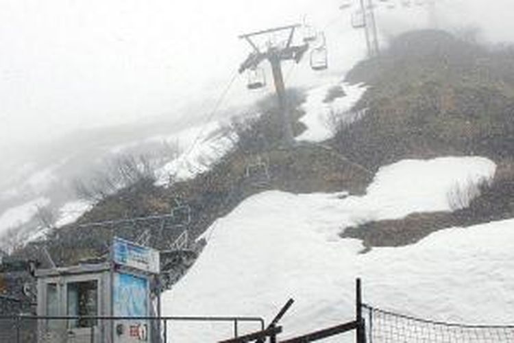 Pengelola wisata Gunung Titlis di Swiss menyediakan cable car (kereta gantung) untuk menuju puncak Gunung Titlis yang selalu diselimuti salju.