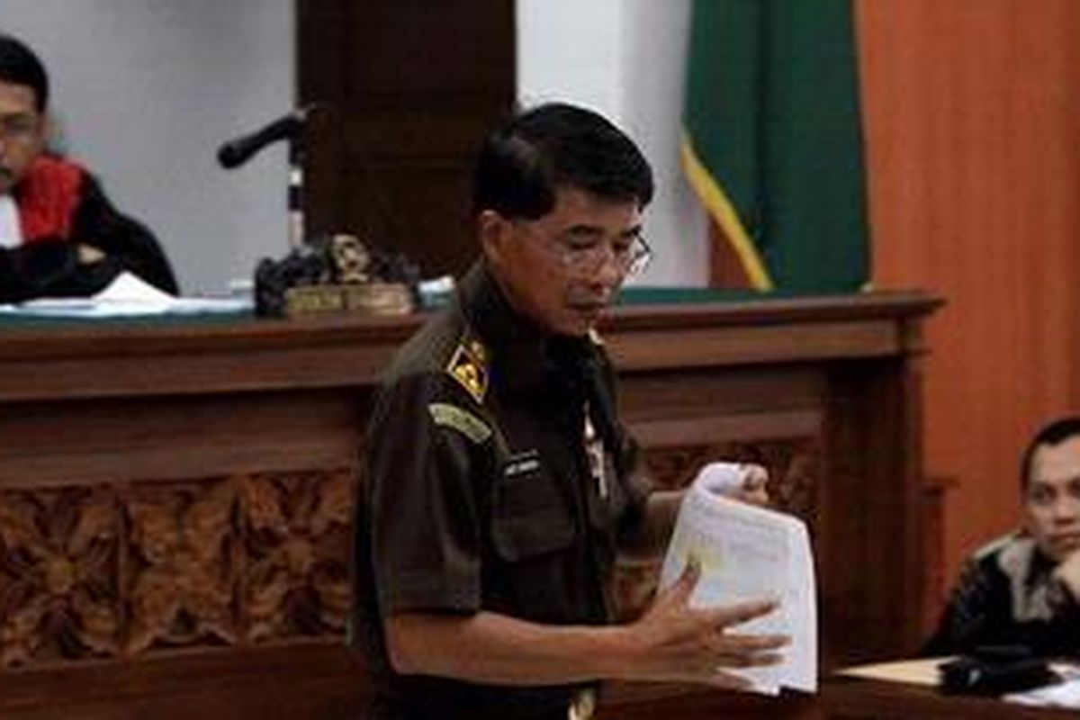 Jaksa Cirus Sinaga memberikan kesaksian pada sidang dengan terdakwa kasus mafia pajak, Gayus H Tambunan, di Pengadilan Negeri Jakarta Selatan, Rabu (24/11/2010). Selain menghadirkan Cirus Sinaga, sidang kali ini juga menghadirkan saksi yaitu jaksa Fadil Regan yang keduanya diduga terlibat dalam kasus pembocoran petunjuk penuntutan atas nama tersangka Gayus Halomoan Tambunan dengan perkara pencucian uang dan penggelapan senilai Rp 370 juta. 