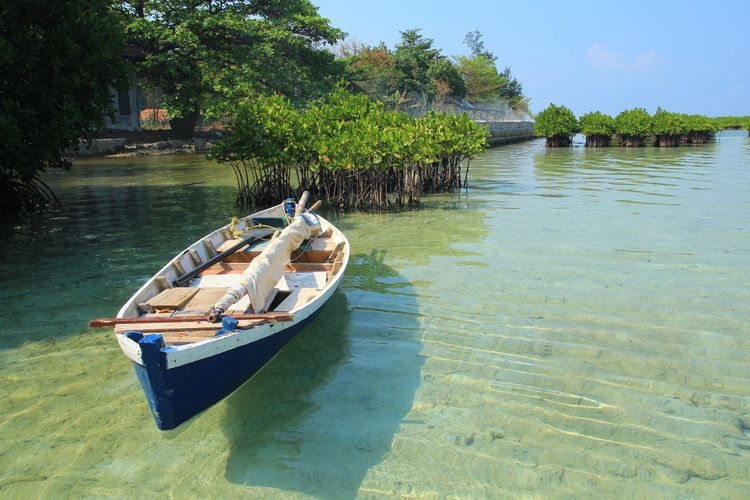 Ilustrasi kano di Pulau Kelapa, Kepulauan Seribu.