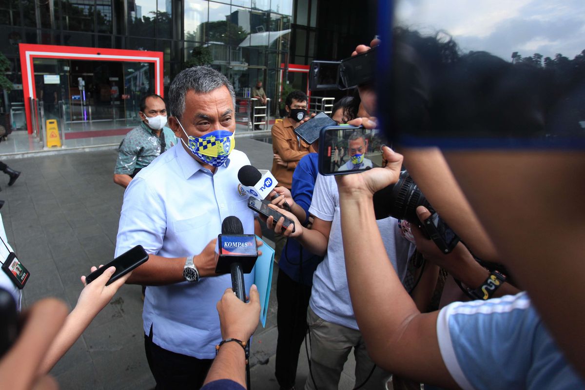 Ketua DPRD DKI Jakarta Prasetyo Edi Marsudi menjawab pertanyaan wartawan usai menjalani pemeriksaan di Gedung Merah Putih KPK, Jakarta, Selasa (22/3/2022). Prasetyo Edi Marsudi dimintai keterangan sebagai saksi untuk penyelidikkan mengenai peminjaman anggaran sebesar Rp 180 miliar oleh dinas pemuda dan olahraga kepada Bank DKI Jakarta terkait penyelenggaraan ajang Balap Mobil Formula E yang akan diselenggarakan pada Maret 2022.