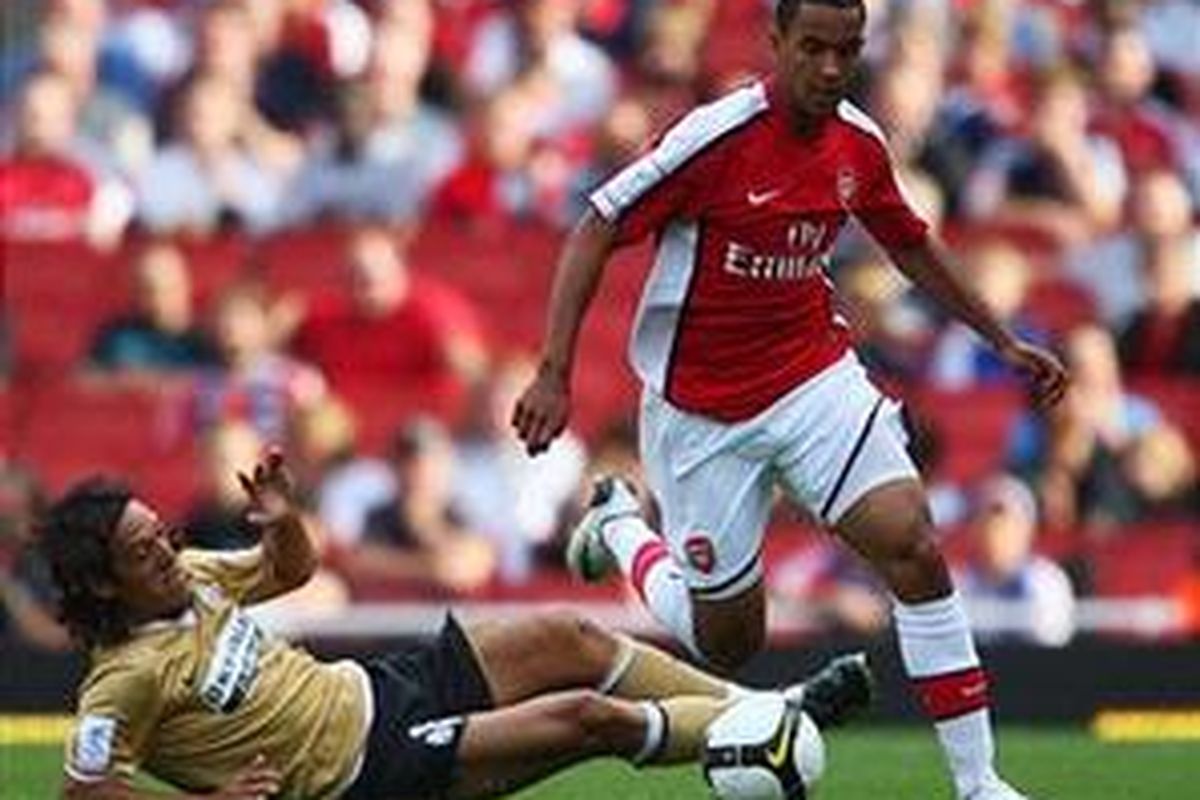 Pemain Juventus, Mauro Camoranesi melakukan tekel terhadap striker Arsenal, Theo Walcott. Dua tim ini berlaga di Emirates Cup dan Juventus menang 1-0 lewat gol David Trezeguet.