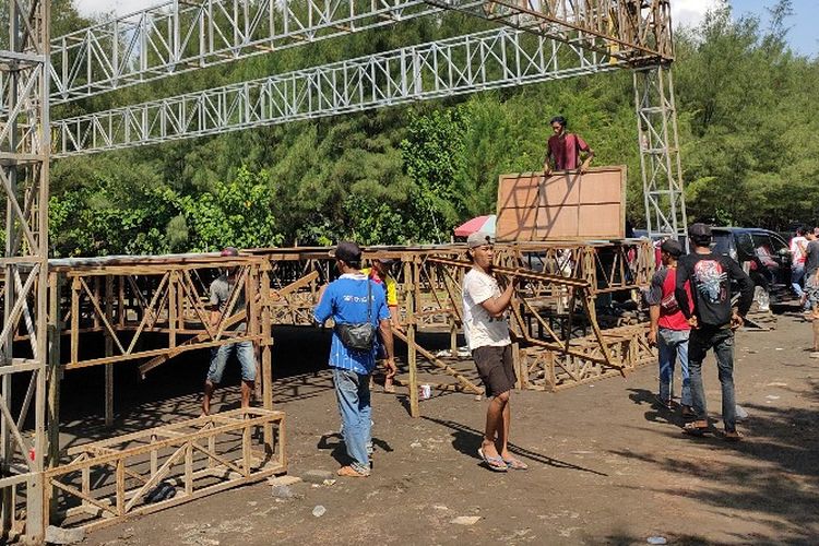 Pekerja kembali membongkar panggung yang rencananya untuk konser akbar Tegal Bahari Jazz, di Objek Wisata Pantai Alam Indah (PAI) Kota Tegal, Jawa Tengah, Kamis (5/5/2022).
