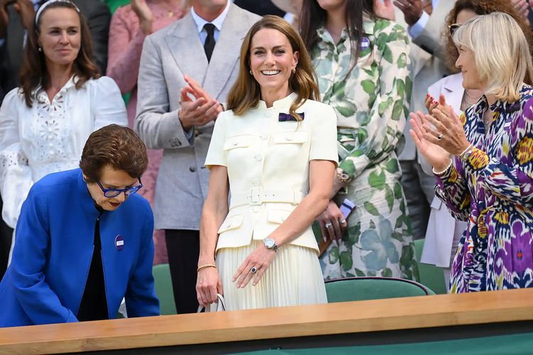 Putri Wales, Kate Middleton tampil dengan rambut baru yaitu blonde yang lebih terang. Lihat transformasi gaya rambutnya yang bisa jadi tren berikut.