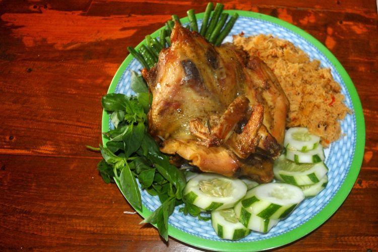 Ayam Pencok di Kedai Mbok Soem di Dusun Bungas, Desa Sulursari, Kecamatan Gabus, Kabupaten Grobogan, Jawa Tengah, Minggu (28/2/2021).