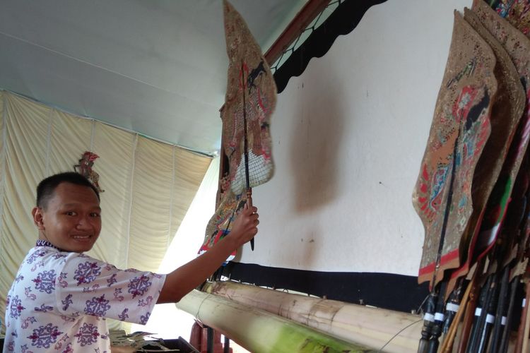 Tio saat bermain wayang di Festival Anak Kebutuhan Khusus di Pendopo Shaba Swagata Blambangan pada awal November 2017 lalu