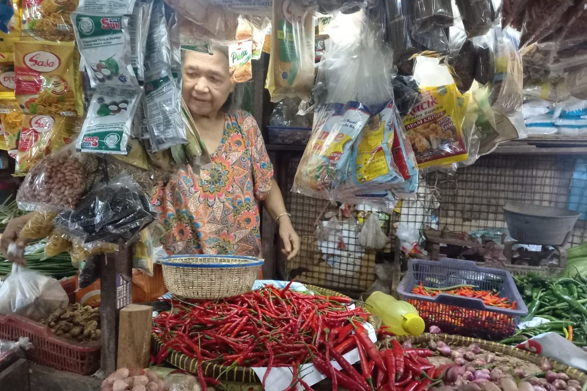 Pedagang sembako di Pasar Tebet Barat, Jakarta Selatan, Rabu (21/2/2024).