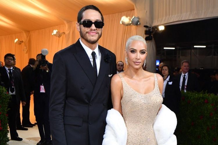 Pasangan sosialita Kim Kardashian dan komedian Pete Davidso menghadiri Met Gala 2022 di Metropolitan Museum of Art, New York, pada 22 Mei 2022.