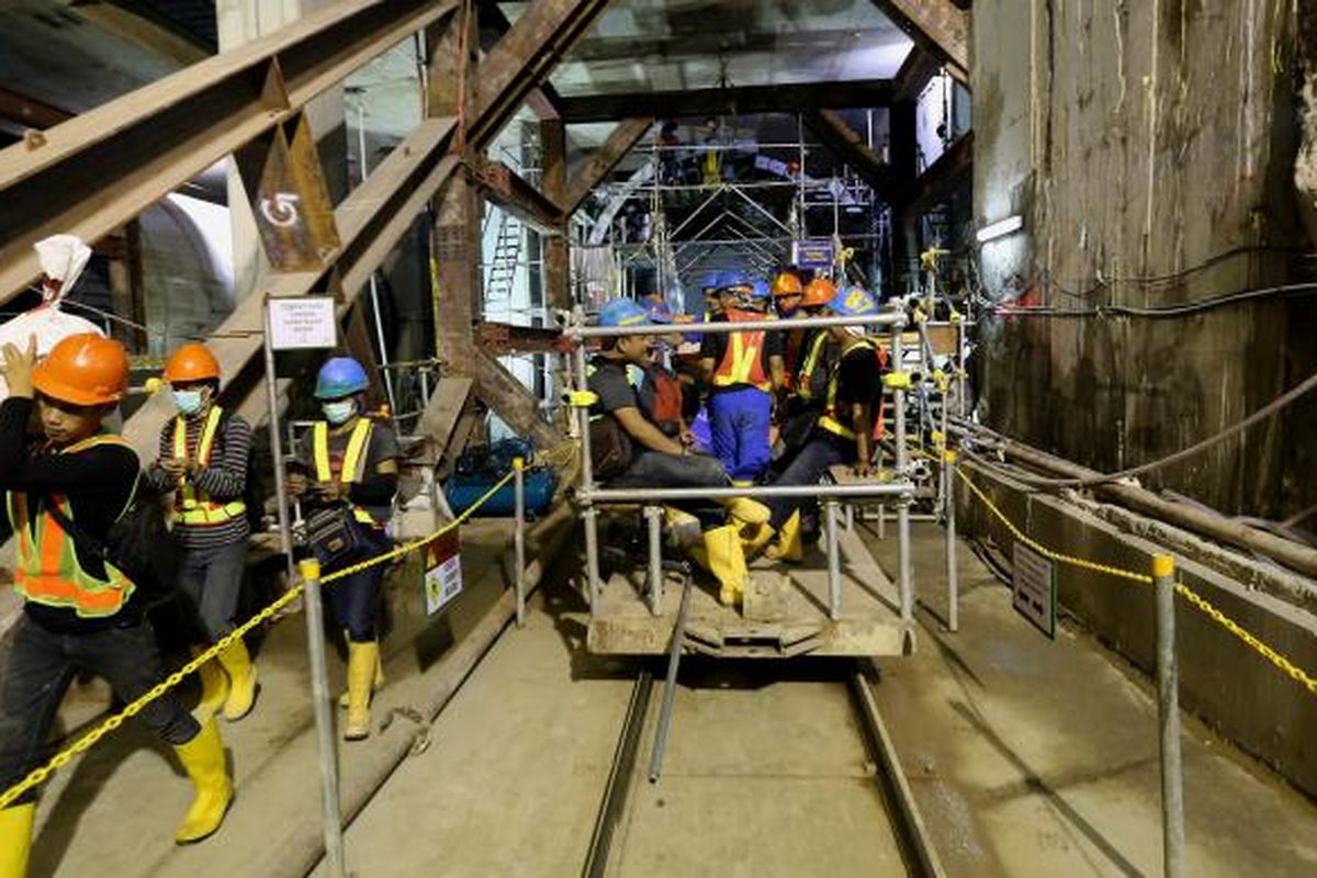 Aktivitas pekerja menyelesaikan pengerjaan proyek pengeboran terowongan untuk angkutan massal cepat (Mass Rapid Transit/MRT) di Stasiun Dukuh Atas, Jakarta Pusat, Kamis (24/11/2016). Pengerjaan proyek MRT fase pertama ini diperkirakan rampung pada tahun 2018.