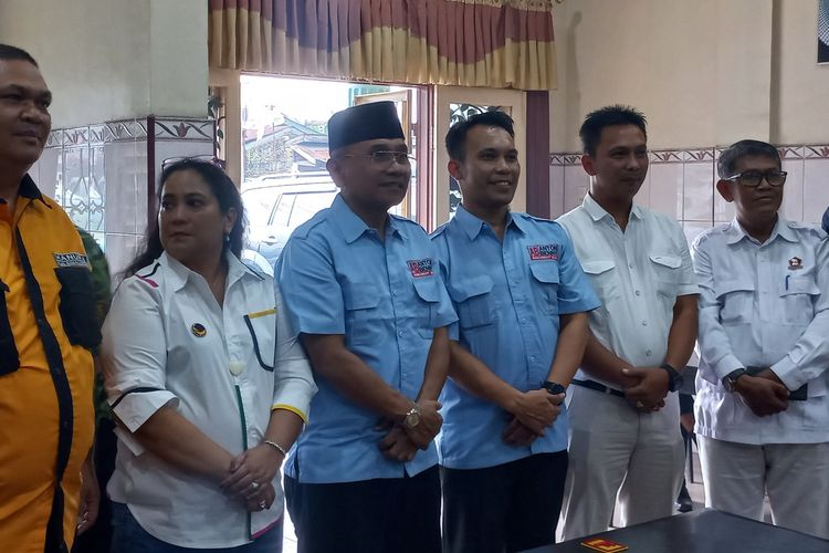 Pasangan bakal calon bupati dan wakil bupati Simalungun, Anton Achmad Saragih-Benny Gusman Sinaga (kemeja biru), saat deklarasi partai pendukung di Jalan Medan Km 10, Beringin, Kelurahan Sinaksak, Kecamatan Tapian Dolok, Kabupaten Simalungun, Sumatera Utara, Rabu (28/8/2024).