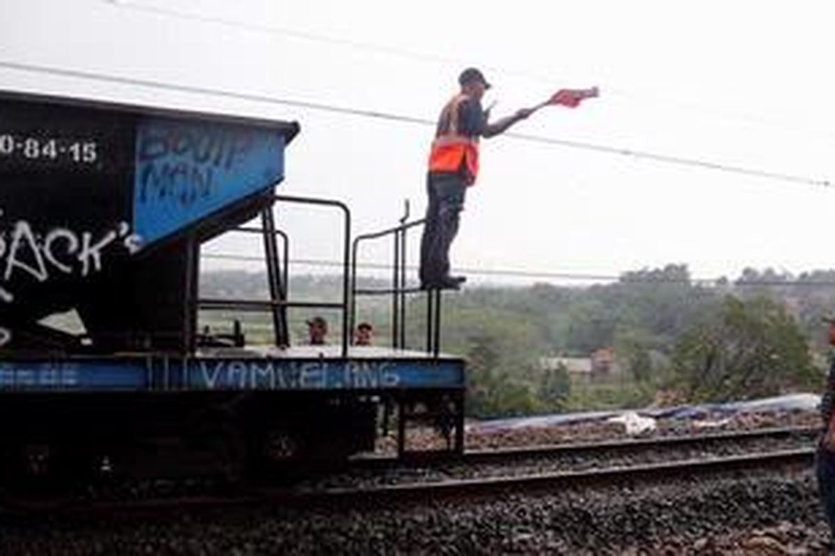 Perbaikan dan pemasangan rel kereta api di lokasi anjlok di daerah Cilebut, kembali dikerjakan, Bogor, Senin (10/12/2012). Perbaikan kembali dilakukan sejak dini hari, dan digunakan juga kereta barang untuk mengetes kondisi rel juga membawa batu balast.  