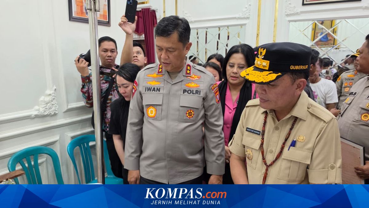 Melayat ke Rumah Duka, Kapolda Kabarkan Kenaikan Pangkat Polisi yang Gugur di Katingan