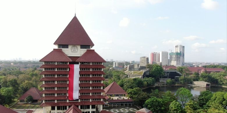 Kain merah putih raksasa membentang di Gedung Rektorat Universitas Indonesia, Depok, Jawa Barat. Pemasangan kain merah putih tersebut dilakukan oleh delapan anggota Unit Kegiatan Mahasiswa (UKM) Mapala UI.