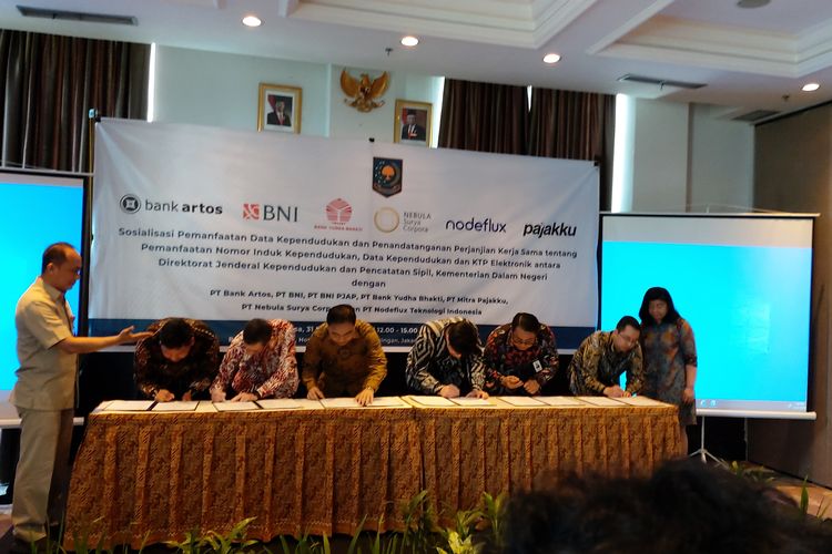 Dirjen Dukcapil Zudan Arif Fakrulloh menyaksikan penandatanganan kerja sama pemanfaatan data kependudukan oleh tujuh lembaga BUMN dan swasta di Jakarta, Selasa (31/12/2019).