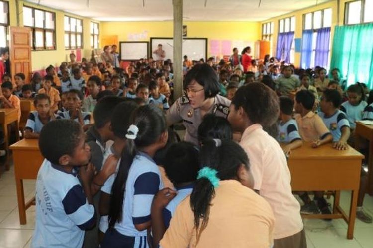 Sejarah lahirnya polwan di Indonesia tak lepas dari tugas pertama mereka mendampingi wanita dan anak-anak. Oleh karena itu, mereka belajar pula pedagogi pendidikan dan cara merawat anak. Dalam gambar tampak salah satu anggota Polwan di Papua mengajar di salah satu sekolah dasar (SD).