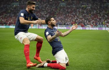 Theo Hernandez (kanan) merayakan gol bersama Olivier Giroud (kiri) setelah mencetak gol dalam pertandingan semifinal Piala Dunia 2022 Perancis vs Maroko di Stadion Al Bayt, Kota Al Khor, Qatar, Rabu (14/12/2022).